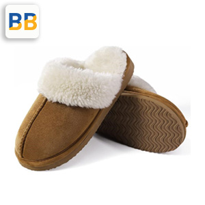 These slippers feature a soft faux fur lining