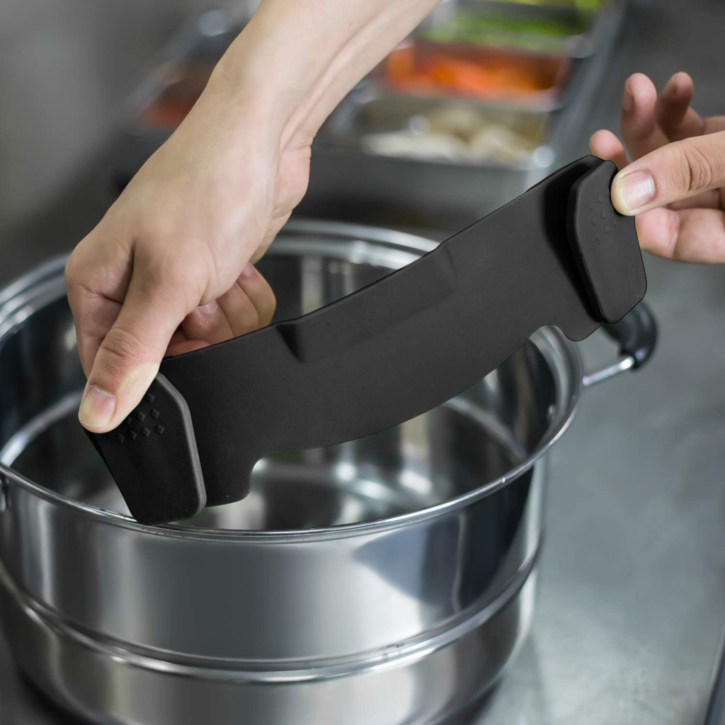 Removes excess oil or fat from cooked ground beef